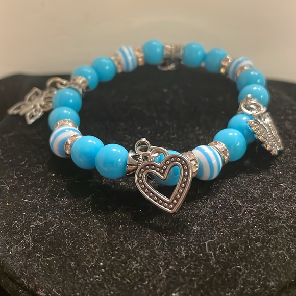 7.5” blue silver stackable stretch bracelets with 4 silver tone pendants - Picture 2 of 13